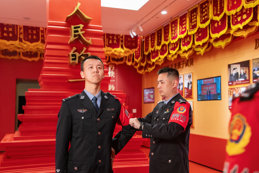 “漳州110”支队支队长洪森为青年民警佩戴红袖标。漳州市公安局供图