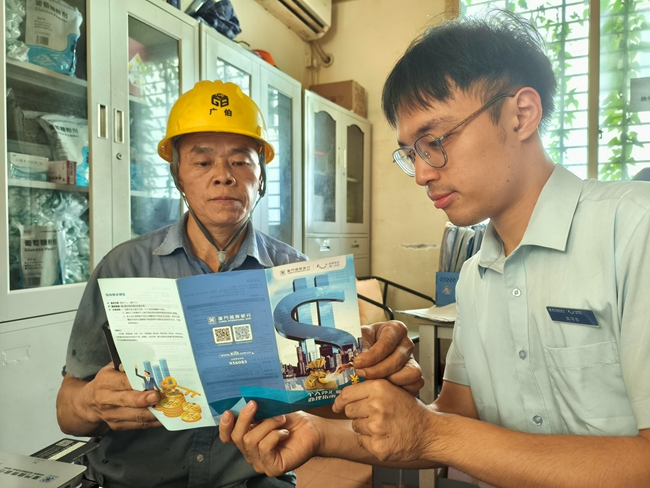 工作人员深入工地为建筑工人提供“面对面”贴心服务