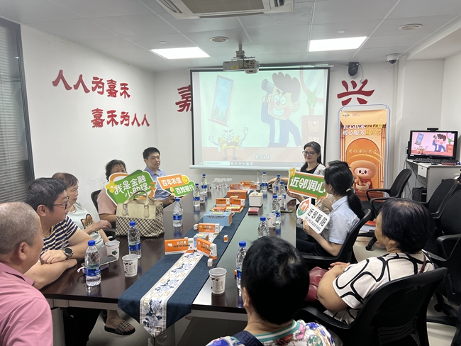 厦门农商银行工作人员向市民普及金融知识