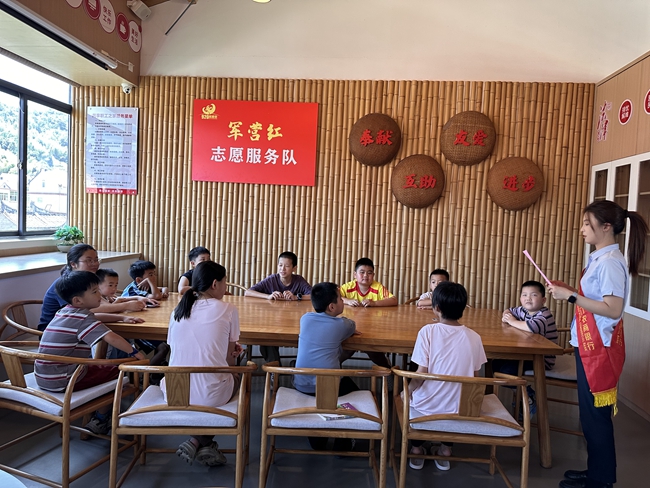 工作人员向孩子们普及金融知识，引导树立理性消费观