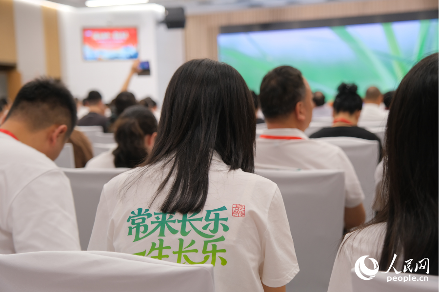 不少与会嘉宾身着“常来长乐 一生长乐”的文化衫。人民网 欧阳奕奕摄