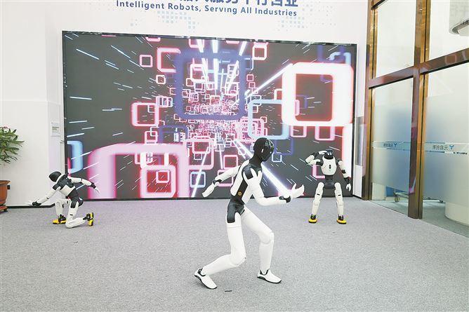 元啟創新（廈門）機器人總部基地綜合展廳內，機器人在跳舞。李中天攝