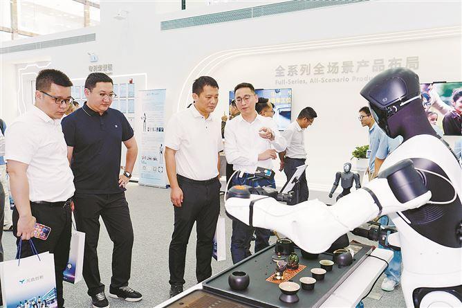 機器人現場泡茶，吸引大家駐足觀看。元啟創新供圖