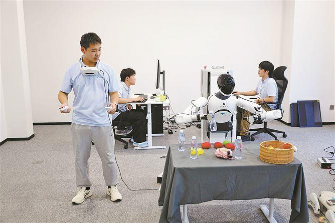 工作人員正在訓練機器人。李中天攝
