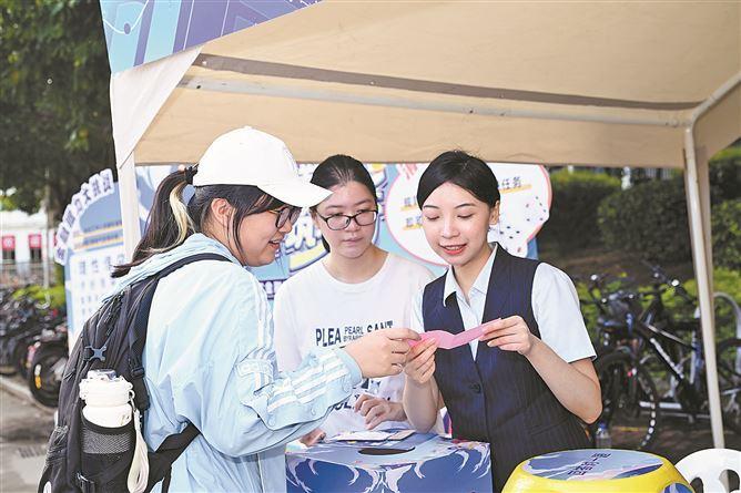 　厦门建行工作人员走进高校普及金融消保知识，提升学生反诈防骗意识。