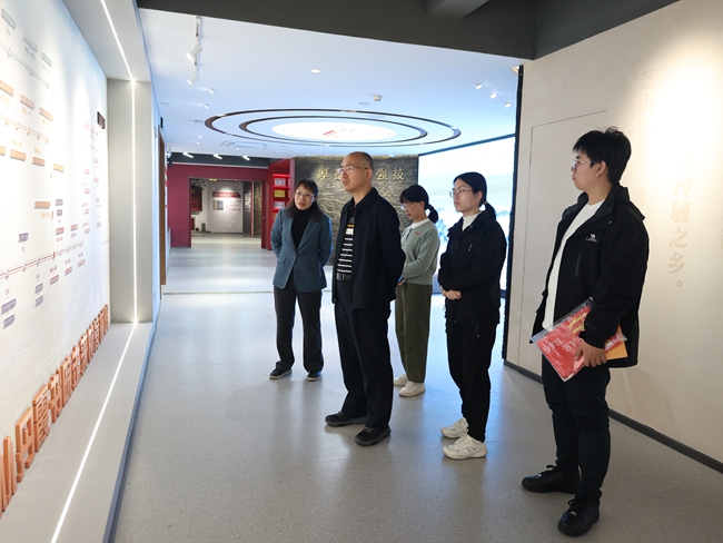 現場參觀學習。廈門大學供圖