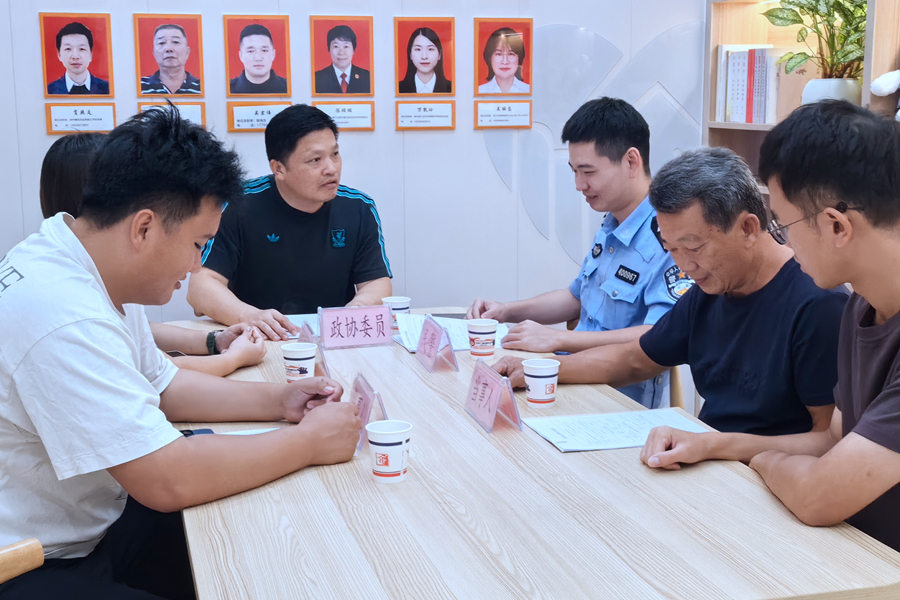 政协委员在交通事故纠纷调解中收集民意、化解矛盾。泉州市公安局交通管理支队洛江大队供图