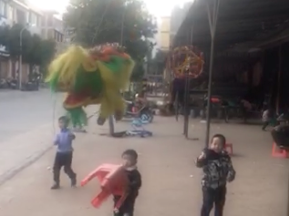 兴贤的“线狮少年”们早期练习“飞狮夺球”的影像。受访者供图