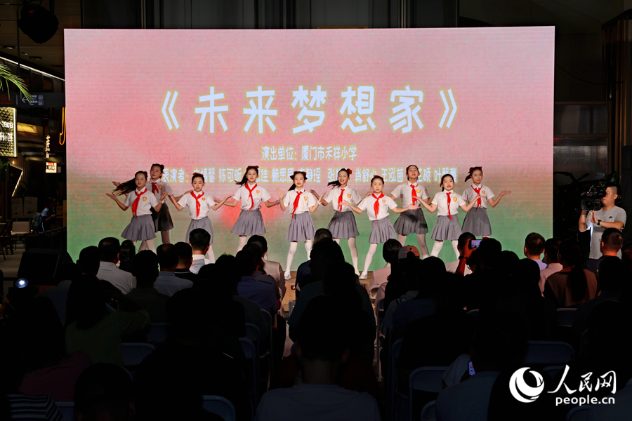 禾祥小學表演歌伴舞《未來夢想家》。人民網記者 陳博攝