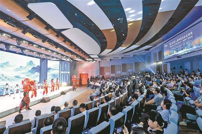 開幕式現場機器人舞蹈《數光護網》精彩上演。主辦方供圖