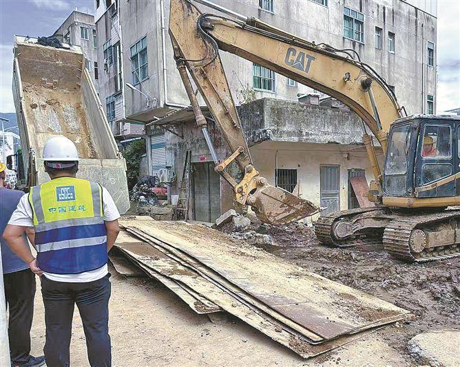 援建人員晝夜兼程，推進垃圾清運、通道疏解等任務。（本組圖/市住建局 提供）