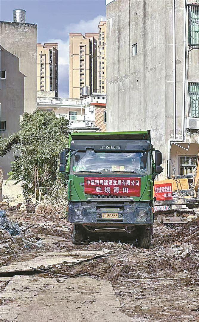 廈門援建人員迎難而上、攻堅克難,各項工作緊密有序。圖為救援現場。