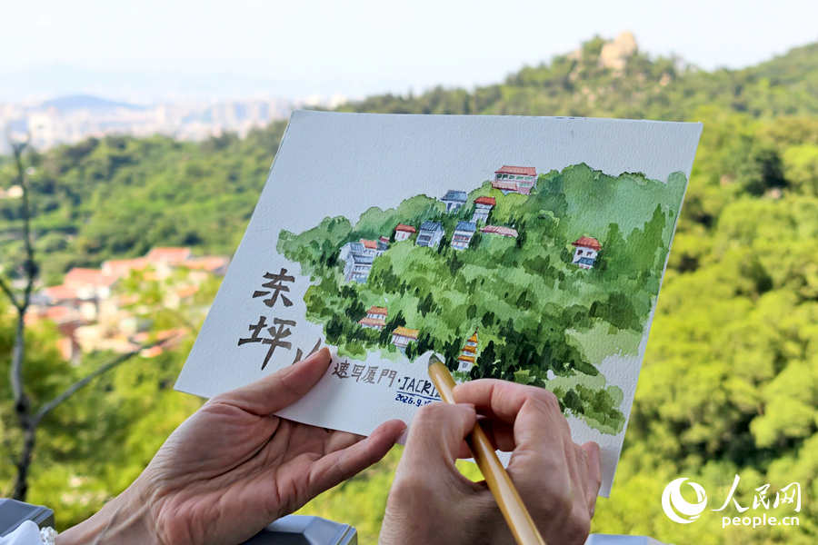 手繪愛好者用畫筆記錄東坪山秋日風光。人民網記者 陳博攝