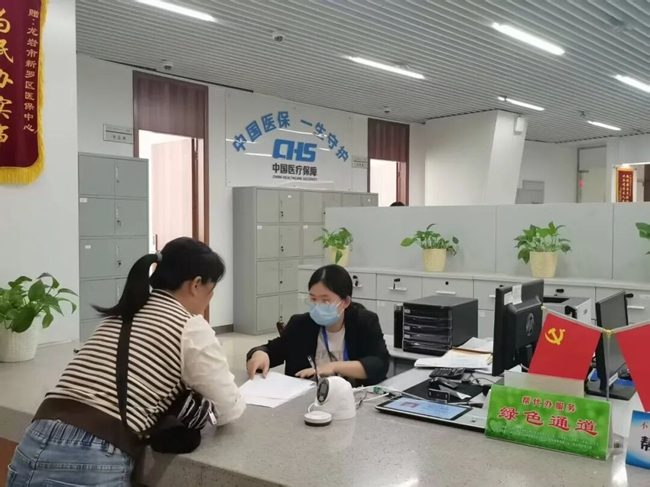 醫保窗口工作人員服務前來咨詢的群眾。龍岩市融媒體中心供圖