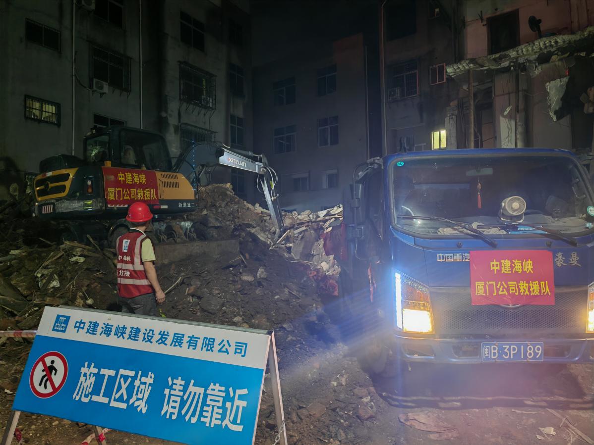 蘇劍峰在救援現場工作