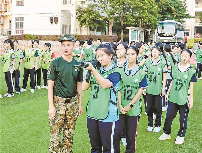 　孩子們在活動現場體驗模擬射擊。
