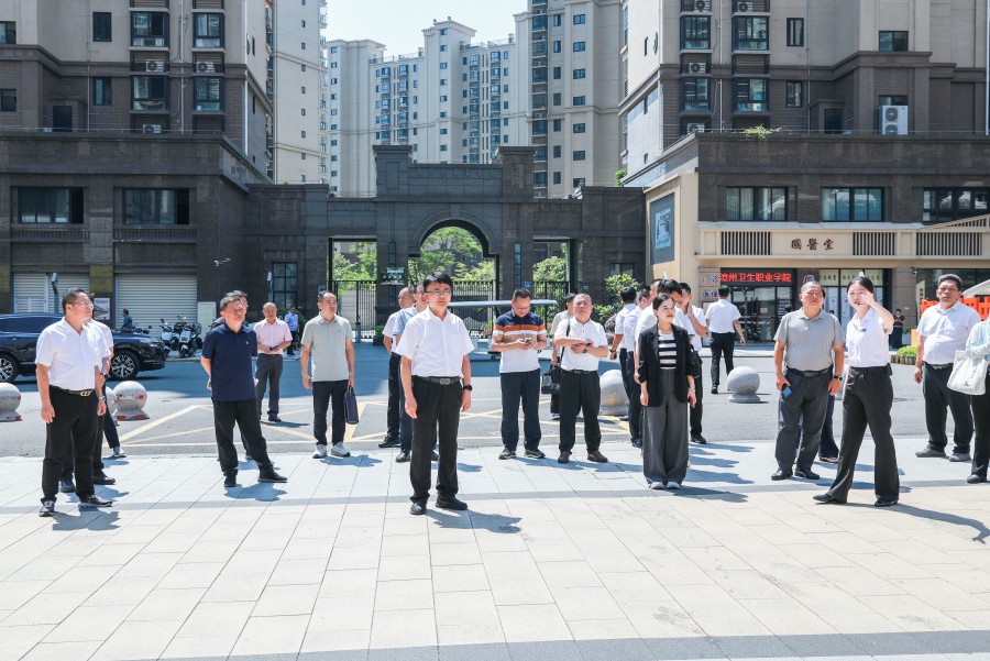 与会人员参观各民族群众互嵌式社区建设成效。郑文典摄