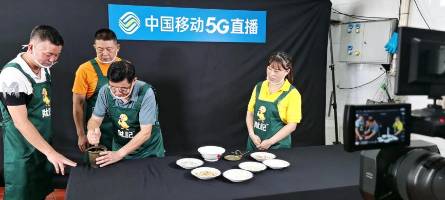 中國移動工作人員為林小紅布設了千兆寬帶，實現全屋WiFi無死角覆蓋