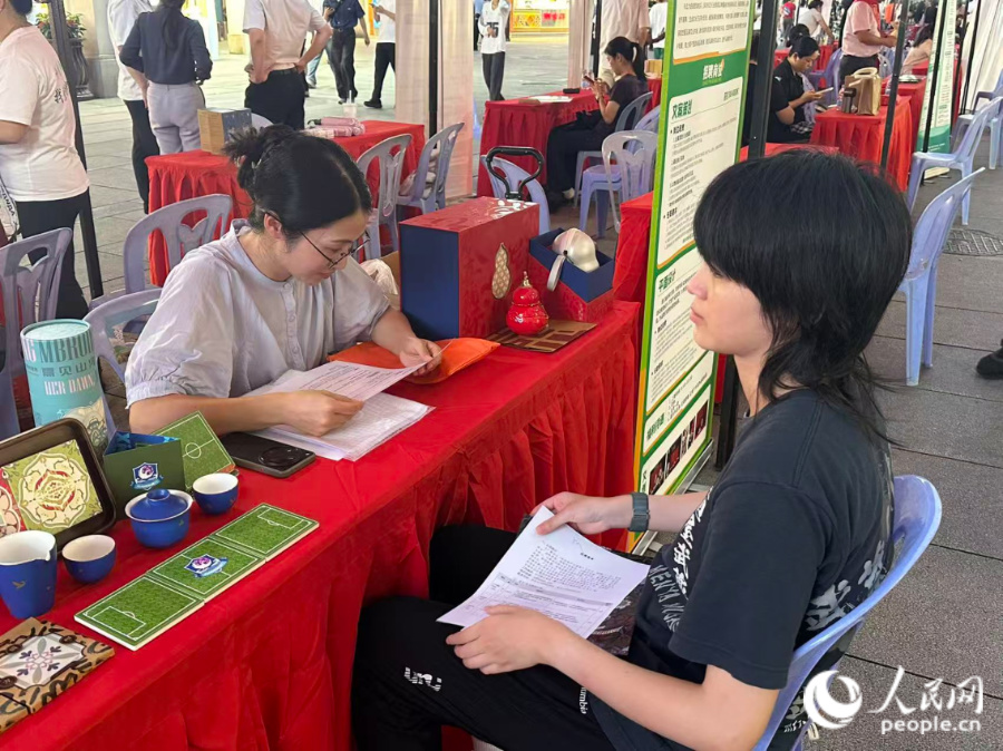 企業正在查看求職者簡歷。人民網記者 張萌攝