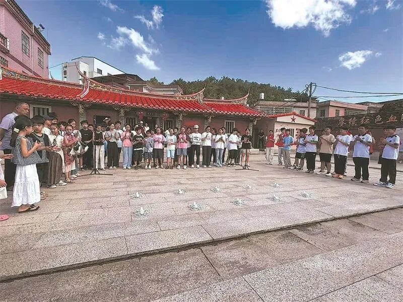 长夏书院上演的无人机表演秀让围观的孩子发出阵阵惊叹