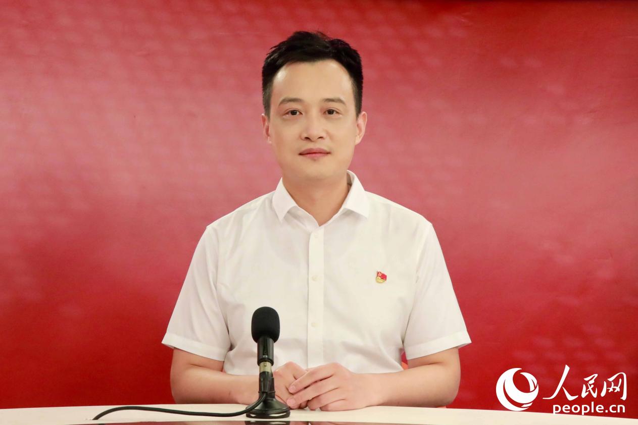 官申接受人民網專訪。實習生 詹祉悅攝