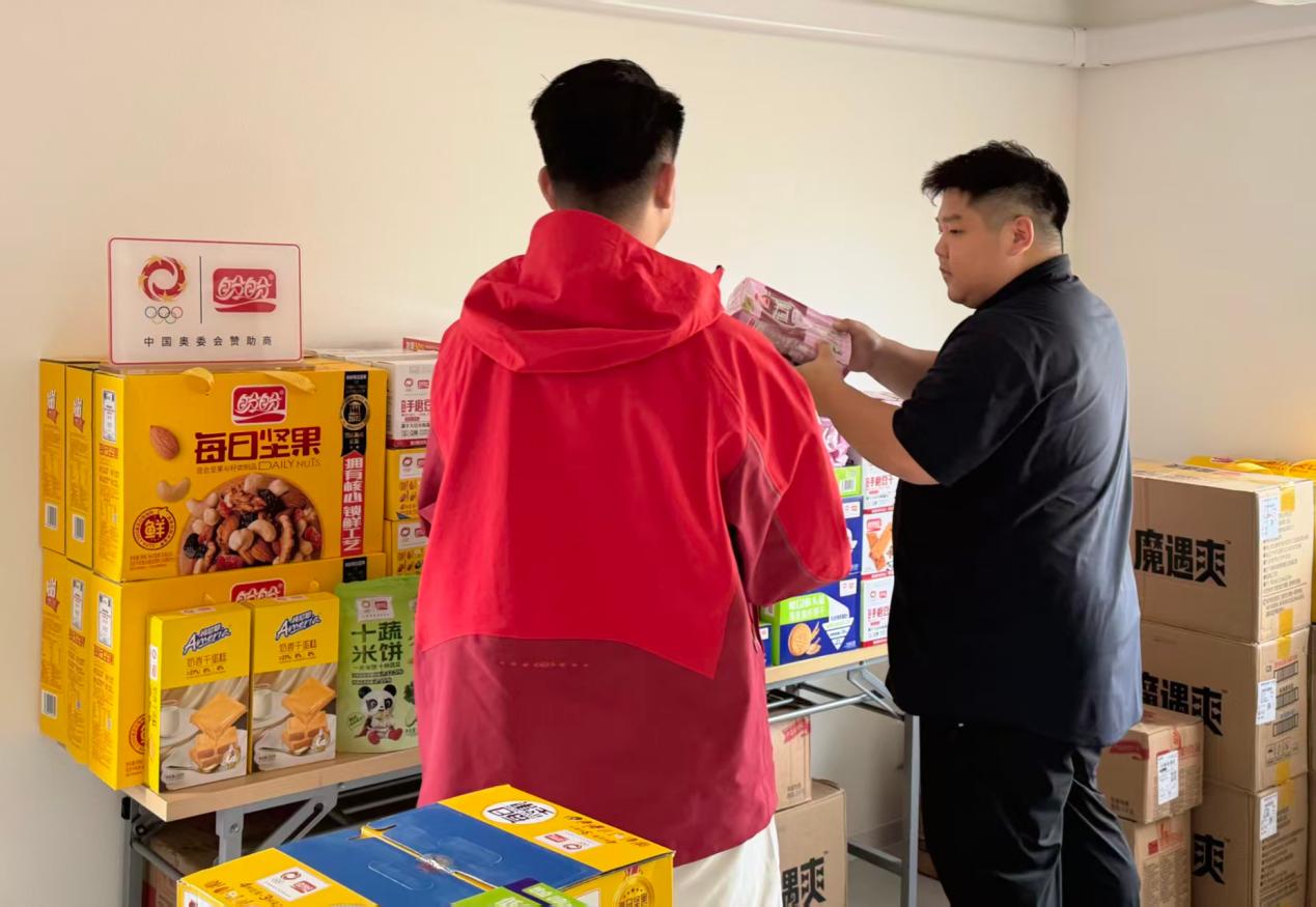 工作人員整理盼盼食品保供物資