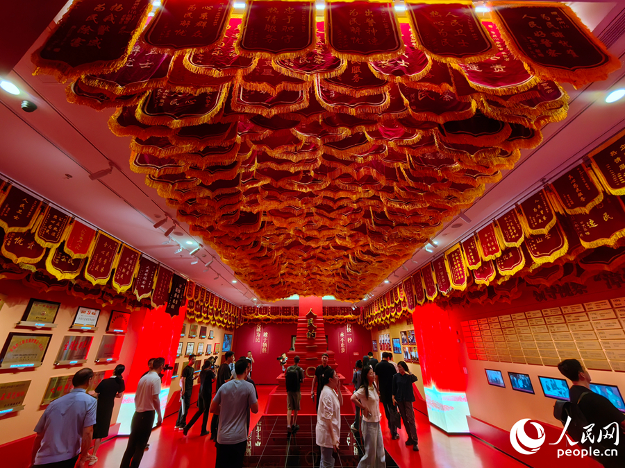 在“漳州110”展覽館（忠誠館），1100余面群眾送來的錦旗懸挂在展館頂部。人民網 蘇海森攝