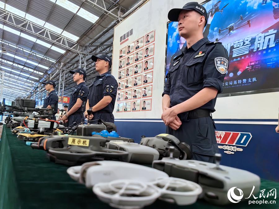 “漳州110”警航隊展示警用無人機。人民網 蘇海森攝