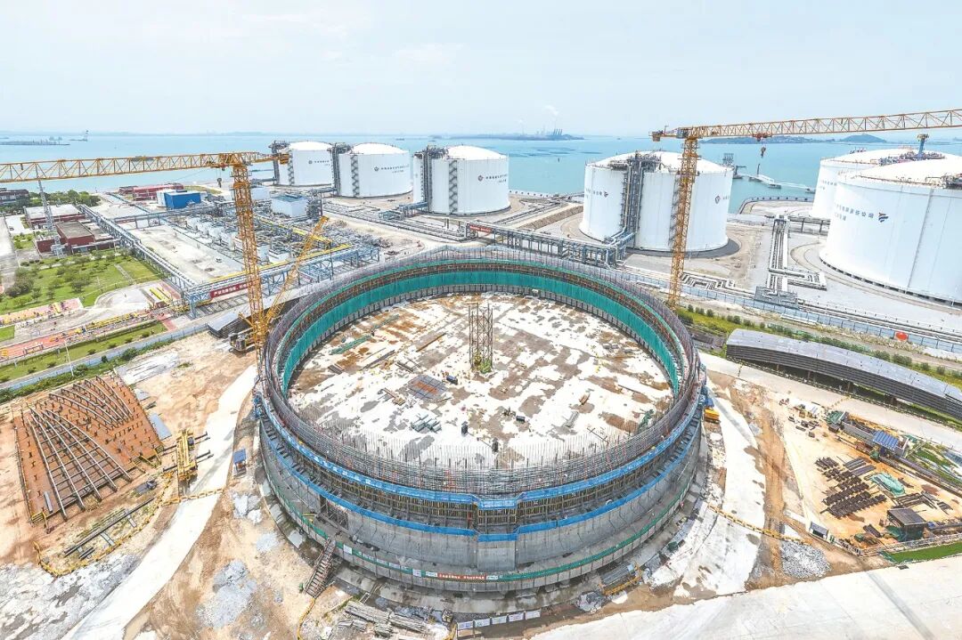 作为福建省首座27万立方米地面全容式储罐，湄洲湾“绿能港”7号LNG储罐正在进行墙体浇筑等施工，建成后将大大提升区域储气调峰能力。图为该项目建设现场。 记者 蔡昊摄