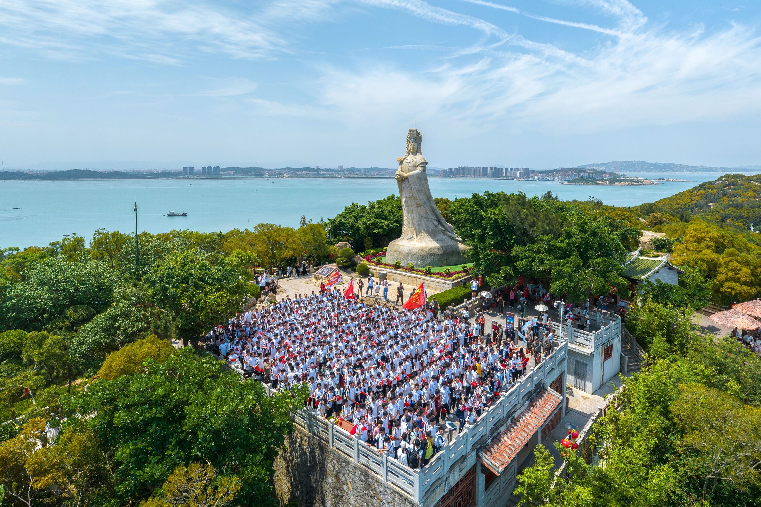 湄洲岛是国家5A级旅游景区，获评“中国十大最美海岛”，入选全国首批“‌和美海岛”。旅游旺季，人流如织。去年游客接待量达323万人次。蔡昊摄