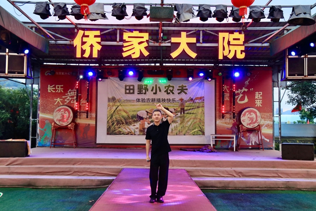 乡村音乐综艺嘉年华。柯抒琳摄