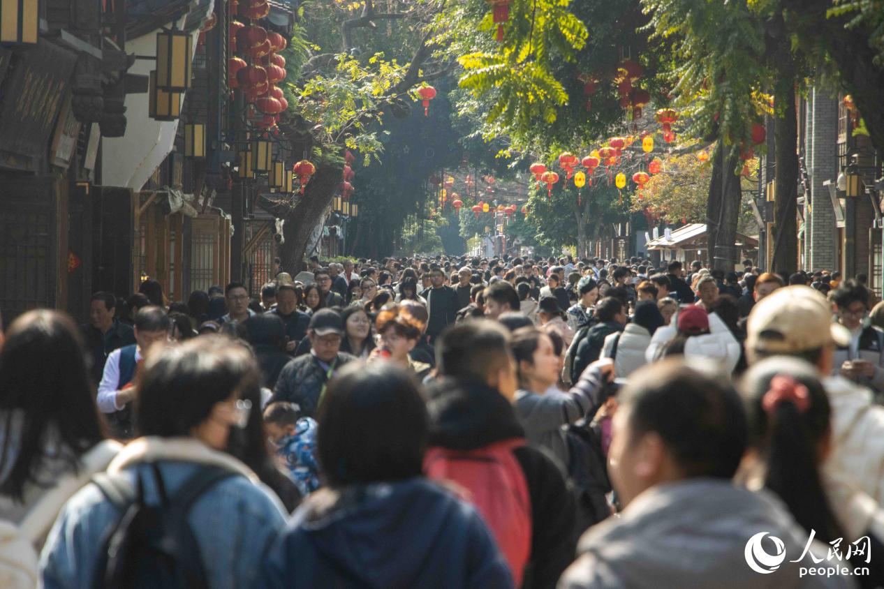 今年春节期间，福州三坊七巷游人如织。人民网 林铭贤摄