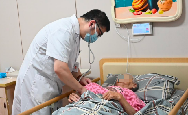 武平县总医院医养结合中心医生为卧床老人检查身体