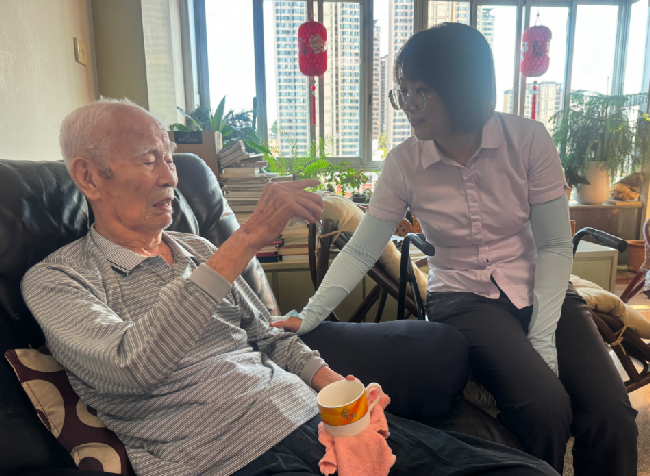 何黎莉陪黄金许唠家常