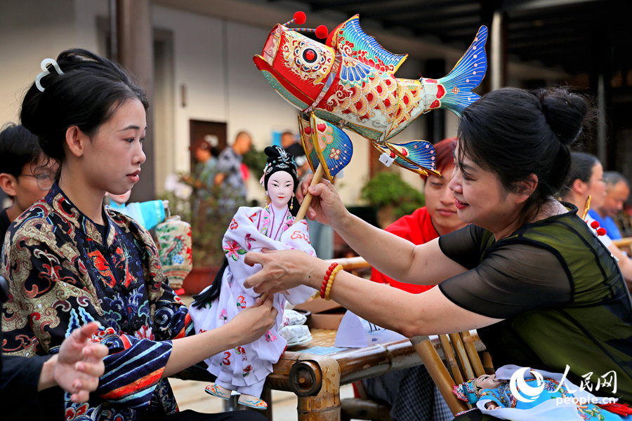 栩栩如生的布袋木偶展示。人民網記者 陳博攝