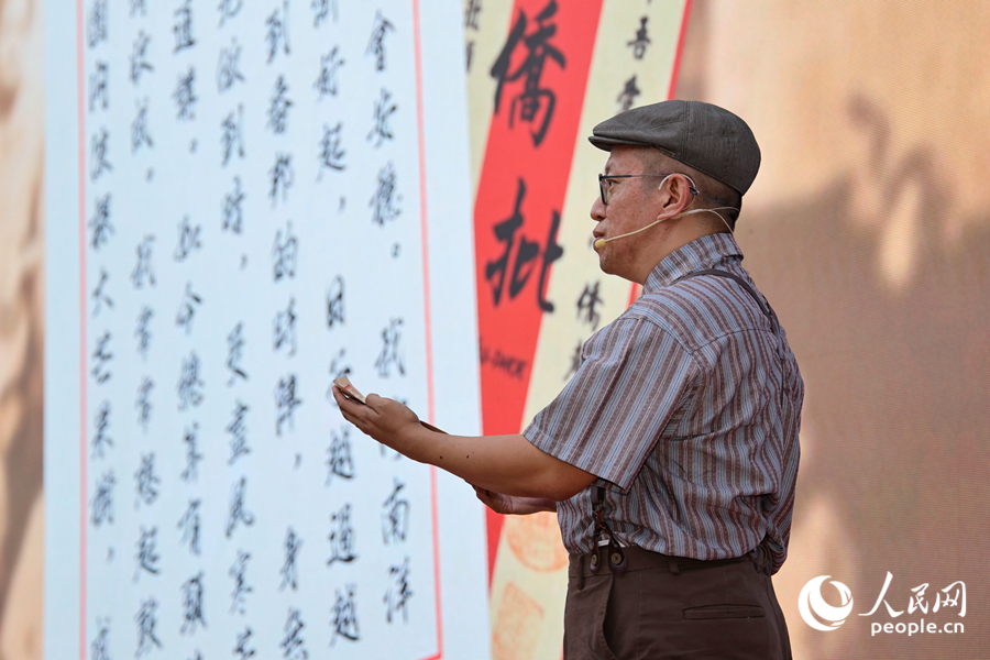 僑眷用閩南語演繹僑批誦讀篇目《貴華吾愛 同心僑聲》。人民網記者 陳博攝