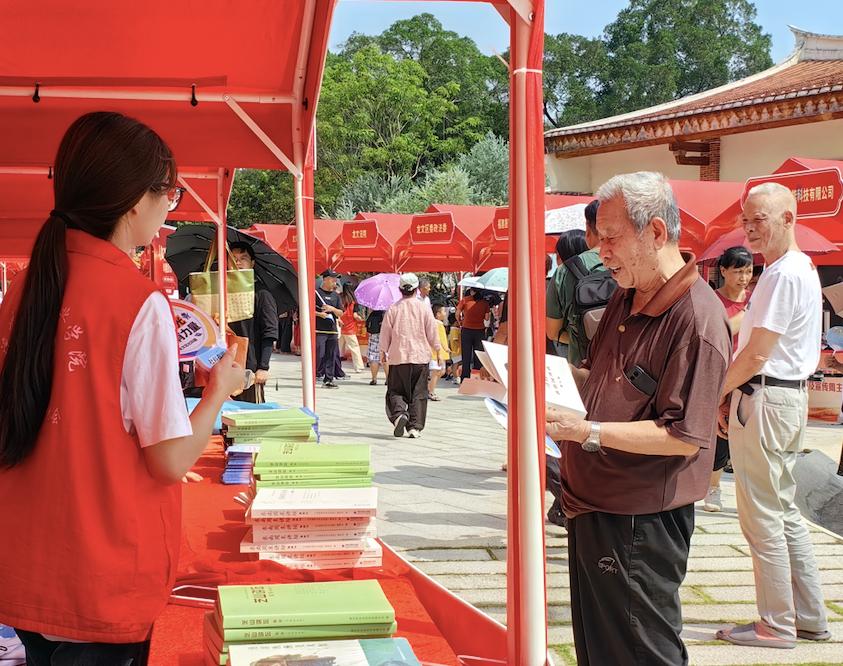 社科知识普及咨询区吸引众多市民前来参观。龙文区融媒体中心供图