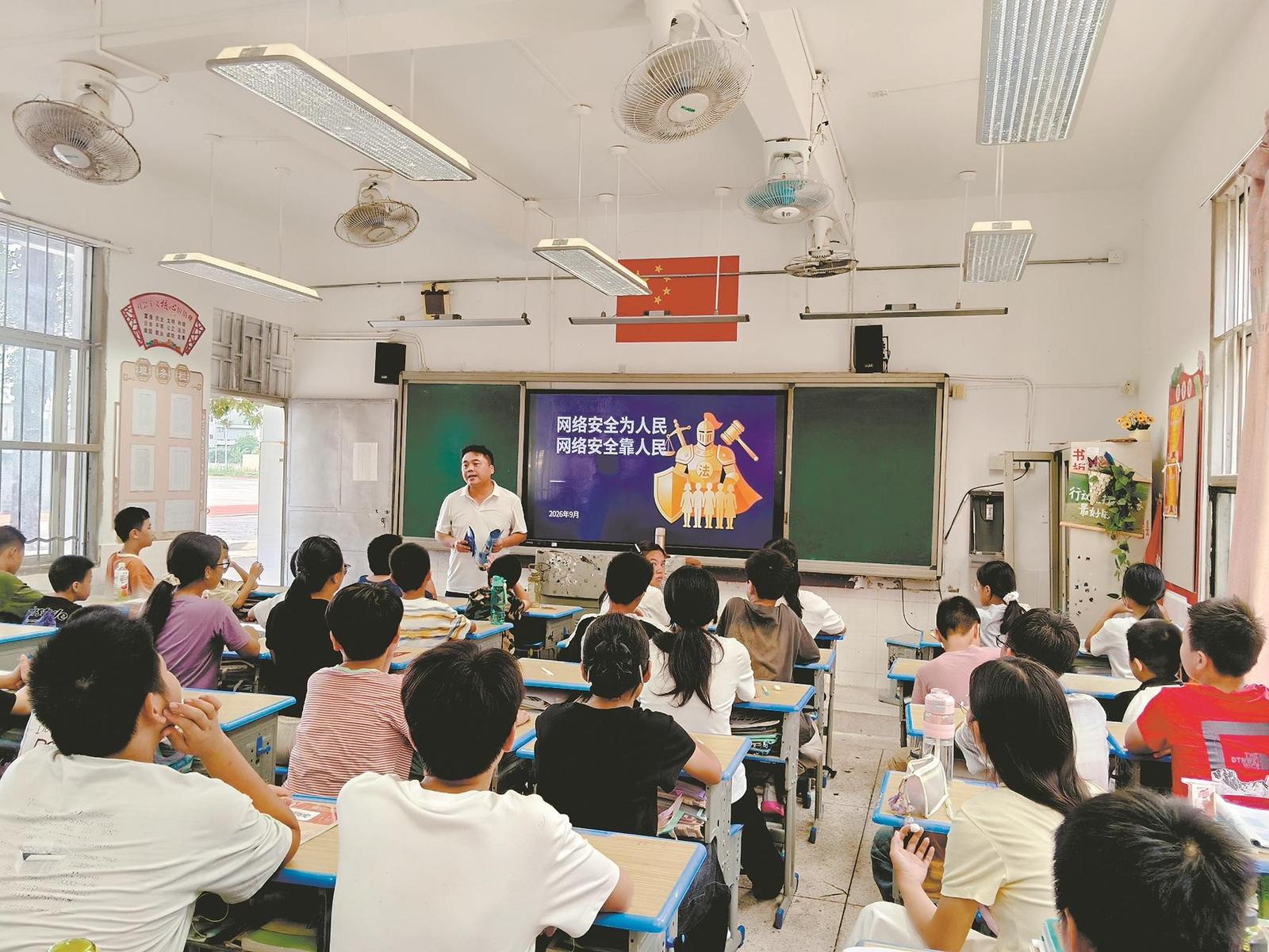 辋川镇莲山中学的同学们在上一堂别开生面的网络安全课。辋川镇政府供图