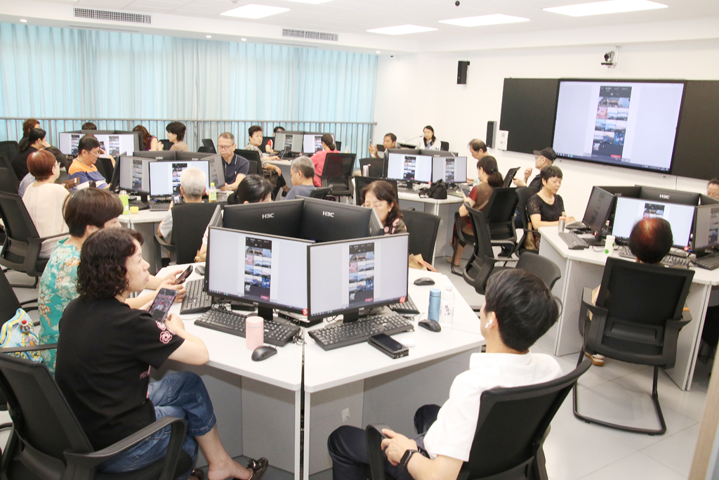 学员正在学习手机短视频与应用。