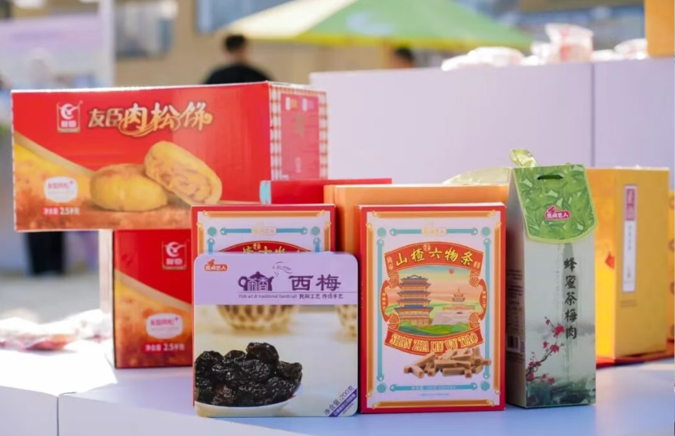 沙滩集市集聚了许多特色物产和本土美食