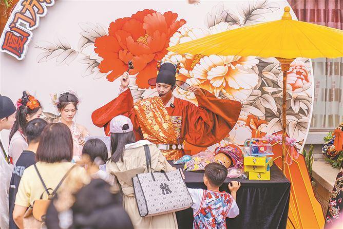厦门方特将闽南民俗风情深度融入游园互动，游客可以体验博饼赢礼品的快乐。