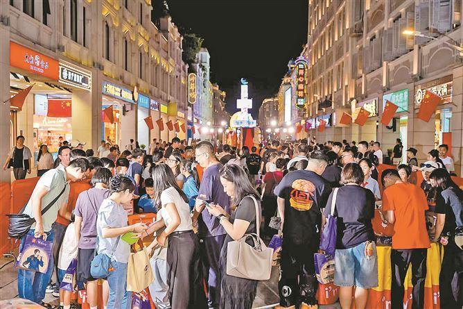 9月24日至27日，每天16:00至21:00，中山路東段都會變身為博餅樂園。