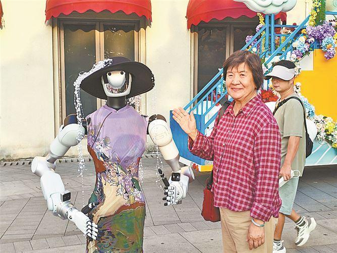 智能導覽機器人“小蓋”採用仿人類結構設計，這個假期將駐守中山路僑批文化廣場，提供智能講解、路線指引、便民咨詢等服務。