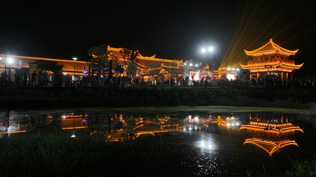 龍湖夜景。葛厚明攝