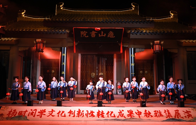 少兒斗詩。林銘水攝