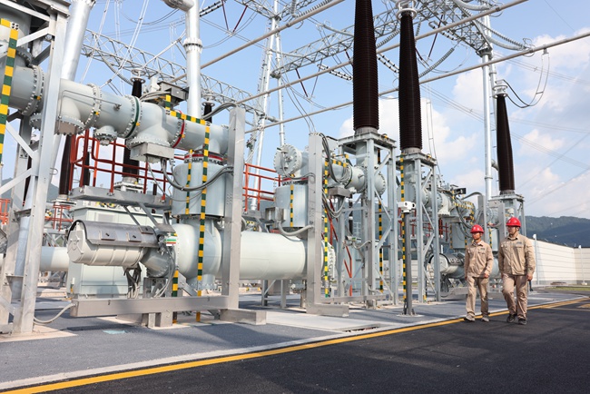 9月19日，福建省送變電工程有限公司施工人員在福建汀州（龍西）500千伏電站新建工程檢查GIS設備。