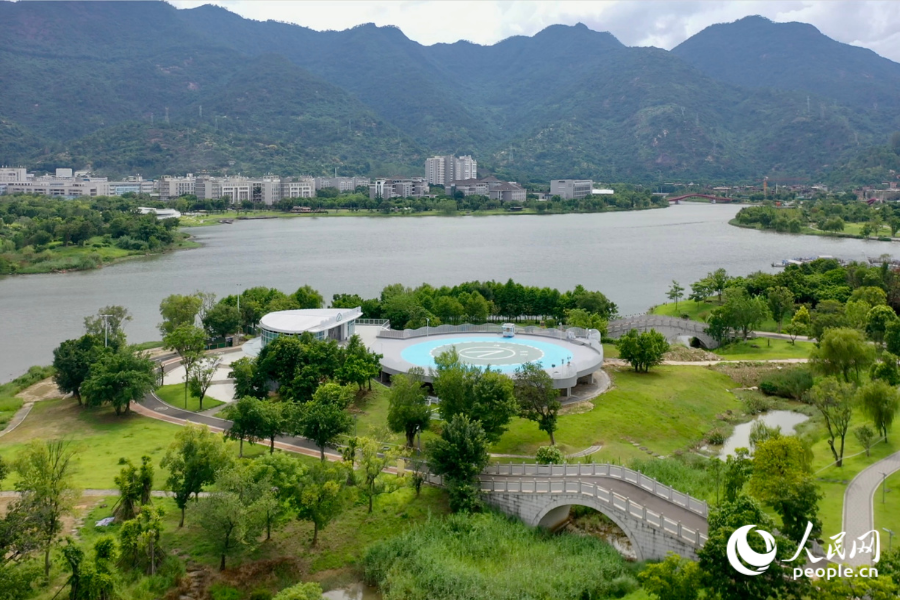 无人机从旗山湖公园起降场起飞，可以看到闽侯县的山山水水。人民网记者 兰志飞摄