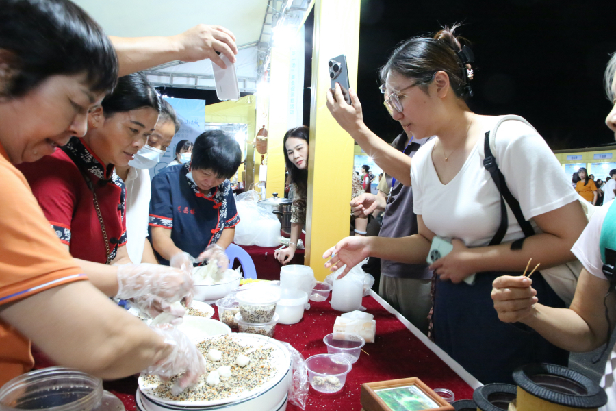 活動現場，當地美食土樓糍粑吸引游客品嘗購買。南靖縣融媒體中心供圖