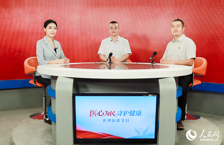 林培成、黄伟炜做客人民网福建演播室。实习生 詹祉悦摄
