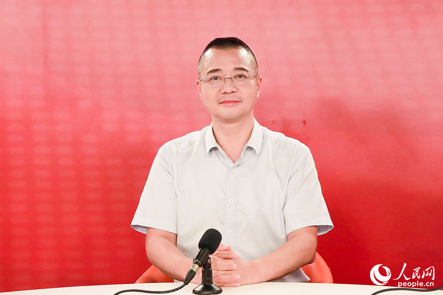 林培成接受人民网专访。实习生 詹祉悦摄